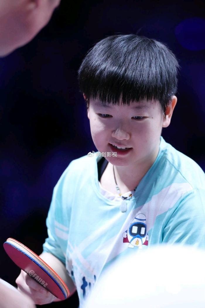 天博-大佬坐姿！孙颖莎场边跷二郎腿，首秀霸气大逆转，现场球迷大喊一句诗