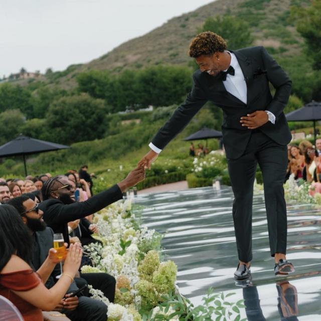 tb体育-剪不断的友谊！斯马特大婚塔图姆布朗出席