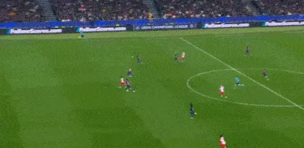 库巴西弧顶位置放倒西蒙尼，VAR介入后裁判出示红牌